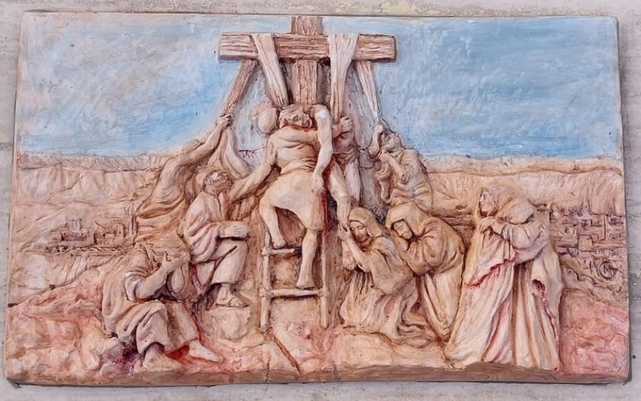 La imagen de Jes&uacute;s cuando es bajado de la cruz forma parte de una de las placas del pante&oacute;n.