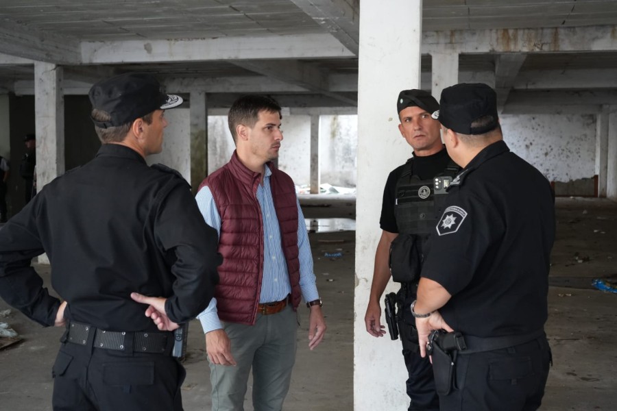 El intendente Leonardo Viotti junto al jefe de la Unidad Regional V de Polic&iacute;a, Carlos Pagano, entre otros durante la acci&oacute;n de desalojo en el edificio de avenida Mitre al 500.