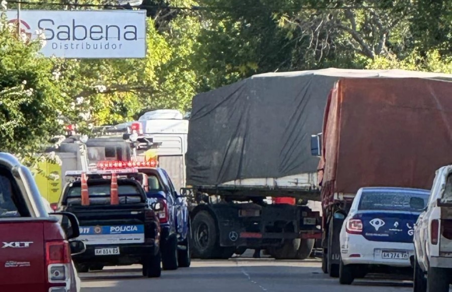 El escenario del accidente fatal de barrio Central C&oacute;rdoba con la participaci&oacute;n de un cami&oacute;n.