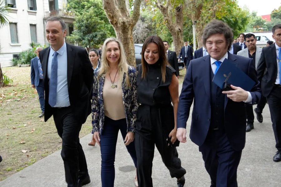 REACCION LIBERTARIA. El Gobierno cruz&oacute; a Kicillof, qui&eacute;n defendi&oacute; la estatizaci&oacute;n junto con CFK.