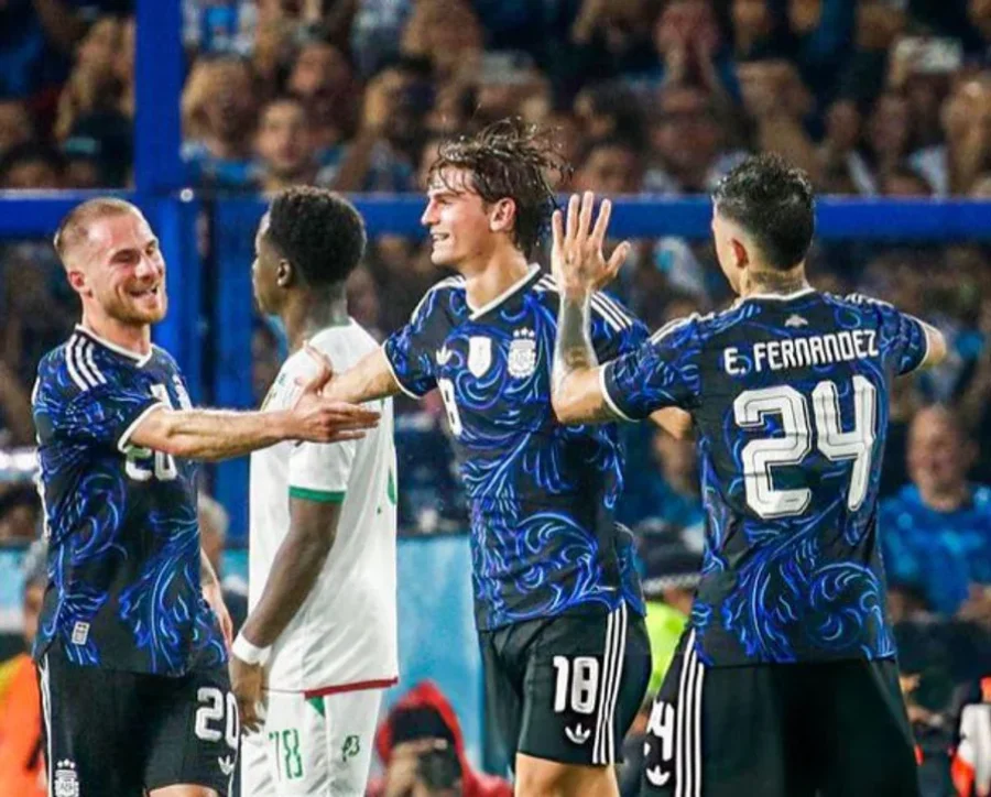 Mac Allister (izquierda) durante el partido ante Mauritania.