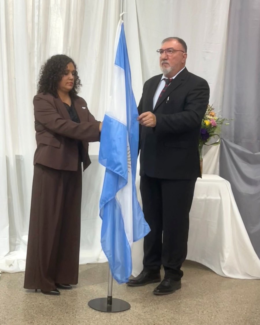 Ivana Taborda y Oscar Mart&iacute;nez izando el pabell&oacute;n nacional.