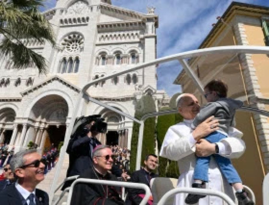 El Santo Padre est&aacute; visitando M&oacute;naco.