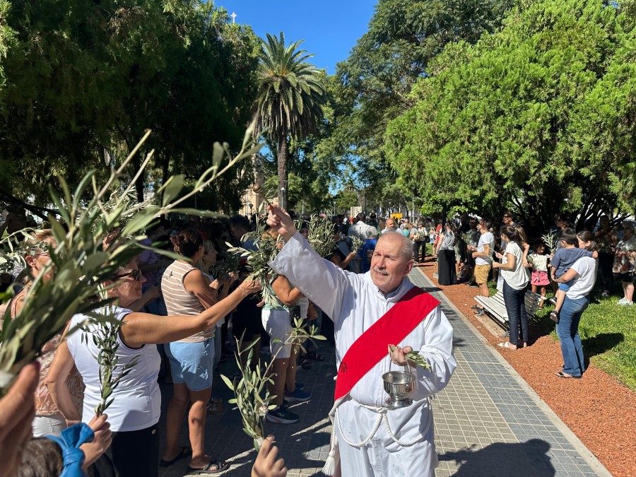 Como es tradici&oacute;n, esta ma&ntilde;ana, antes de la misa de las 10:30 se ofreci&oacute; una multitudinaria bendici&oacute;n de Ramos en plaza 25 de Mayo.
