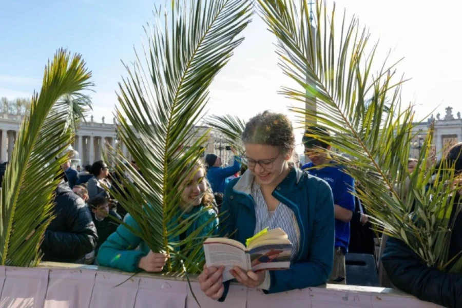 Peregrinas esperan en la Plaza de San Pedro a que comience el Domingo de Ramos .