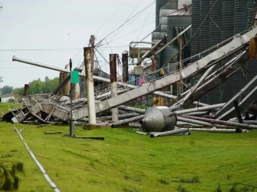 El tornado provoc&oacute; la ca&iacute;da masiva de &aacute;rboles, cables de alta tensi&oacute;n y el vuelco de camiones en las rutas provinciales.