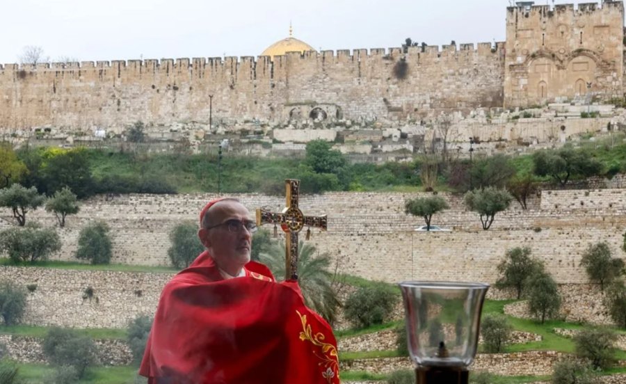 HISTORICO. Israel proh&iacute;be al patriarca cat&oacute;lico Pierbattista Pizzaballa celebrar misa en la iglesia del Santo Sepulcro por primera vez en siglos.