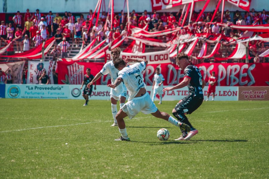 TRES EN CASA. El Le&oacute;n gan&oacute; su primer partido.