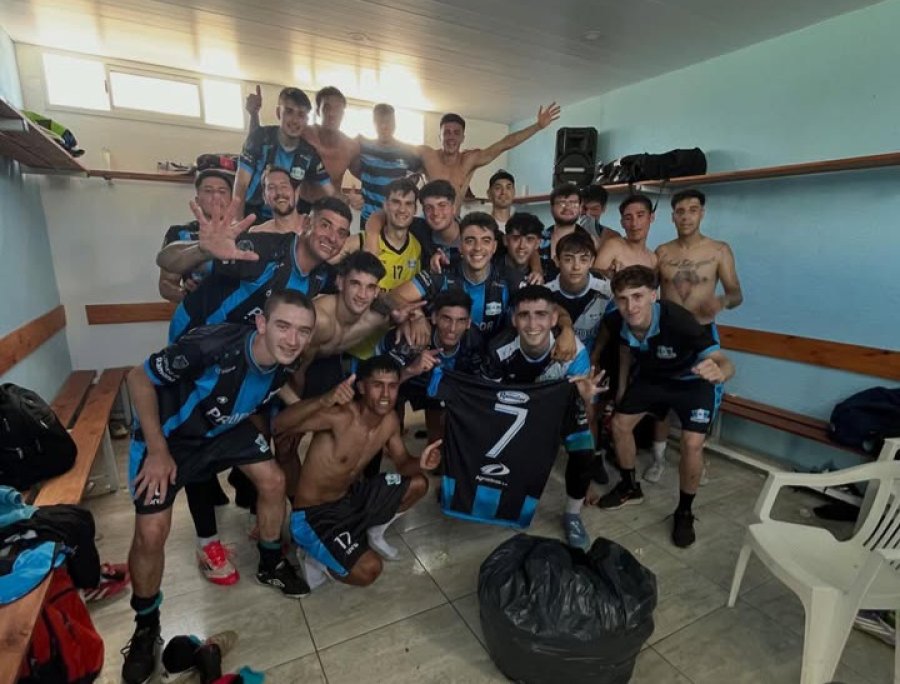 FESTEJO EN EL VESTUARIO. Los jugadores tras el 7 a 0.