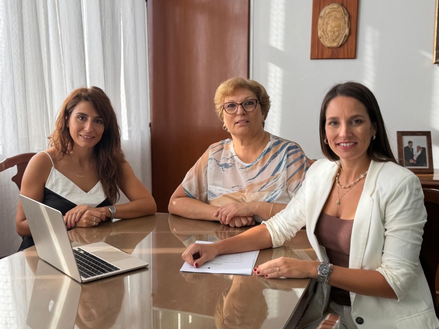 Milagros Zafra, Mabel Fossatti y Paz Caruso en la oficina de Presidencia del Concejo.