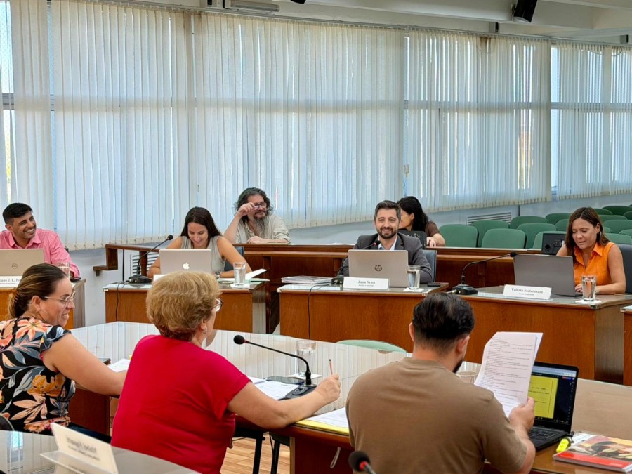 El bloque de concejales del PJ durante la reuni&oacute;n de comisiones de este lunes. (FOTO PRENSA CONCEJO)