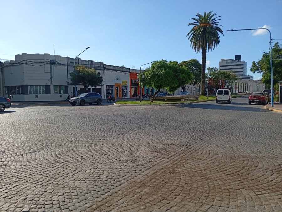 LUNES CALUROSO Y PESADO. Cruzar el empedrado caliente en el centro de Rafaela se sent&iacute;a como estar dentro de un horno.