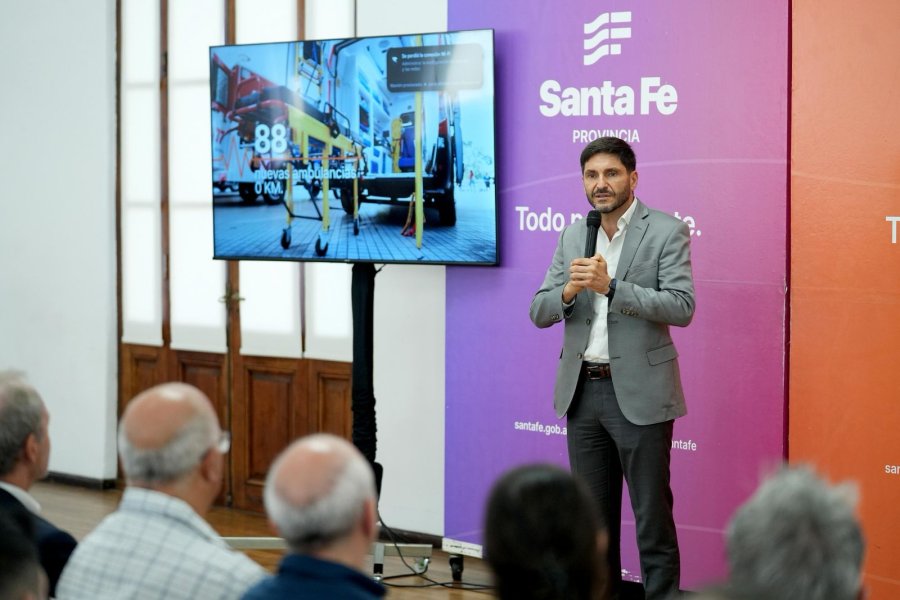 LICITACION. Pullaro encabez&oacute; este martes en Rosario la apertura de sobres para la compra de 88 ambulancias 0 kil&oacute;metro.