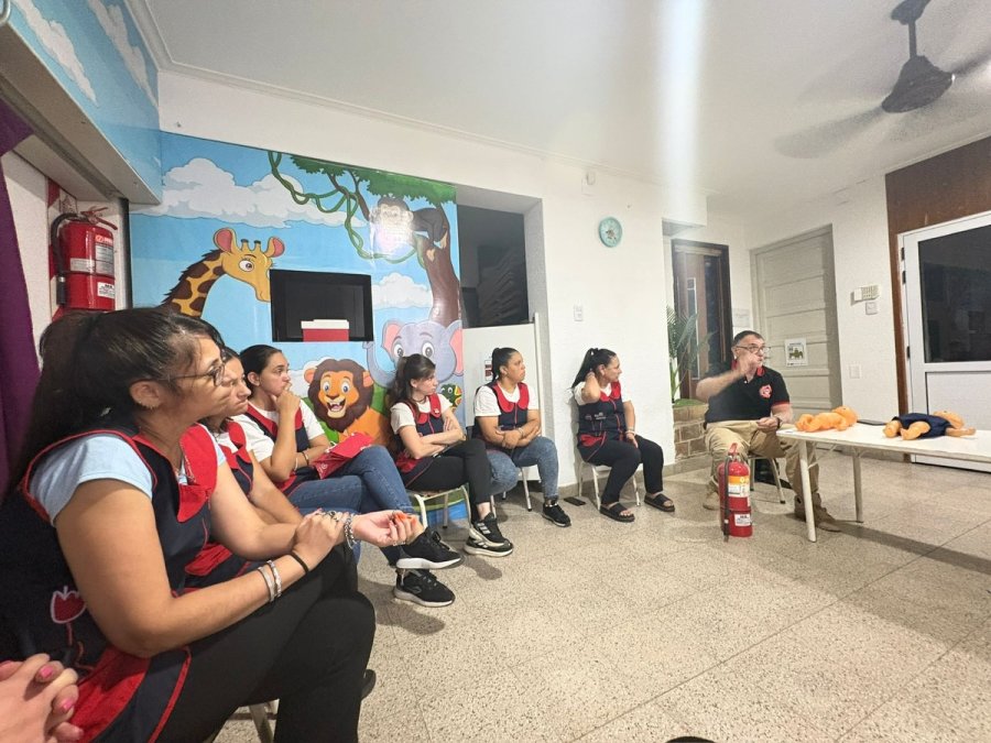 El instructor junto al personal del organismo municipal.