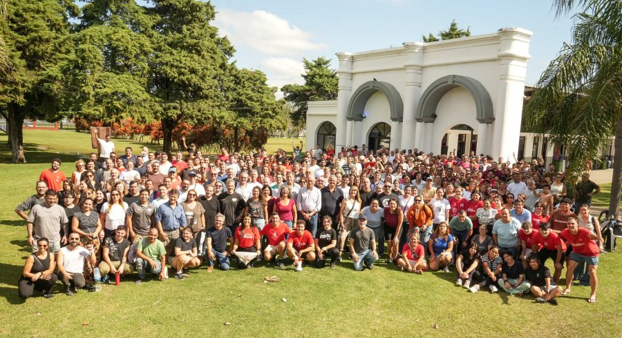 Con Bonfatti en el centro, los dirigentes socialistas que animaron la cumbre en Villa Gobernador G&aacute;lvez.