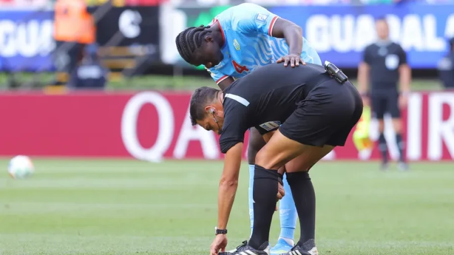 NO PUDO TERMINAR. Tello dej&oacute; la cancha a cinco minutos del final.