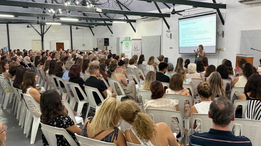 ENTRE VINCULOS Y MAS PALABRAS. Mar&iacute;tchu Seit&uacute;n disert&oacute; a sala llena este martes en la Sociedad Rural de Rafaela.