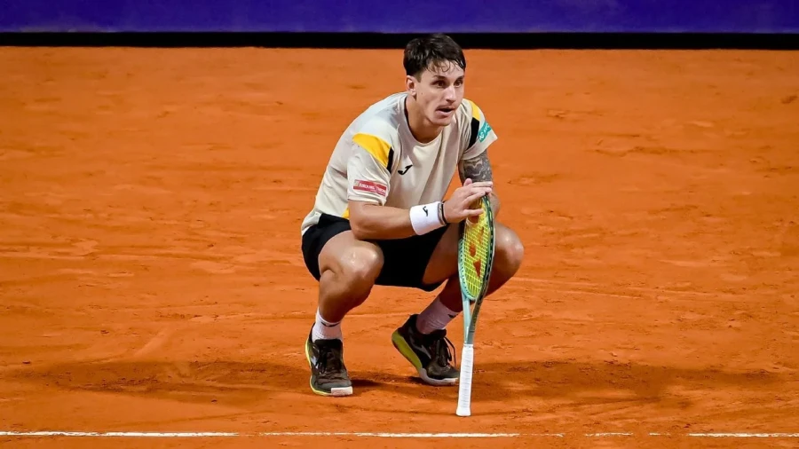 VA POR MAS. El argentino Camilo Ugo Carabelli.
