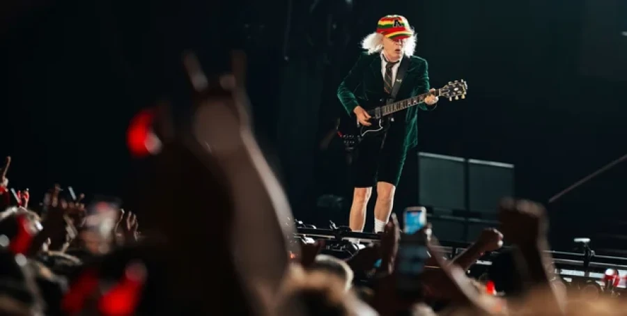 Angus Young durante el inicio del tercer y &uacute;ltimo show en River del Power Up Tour.