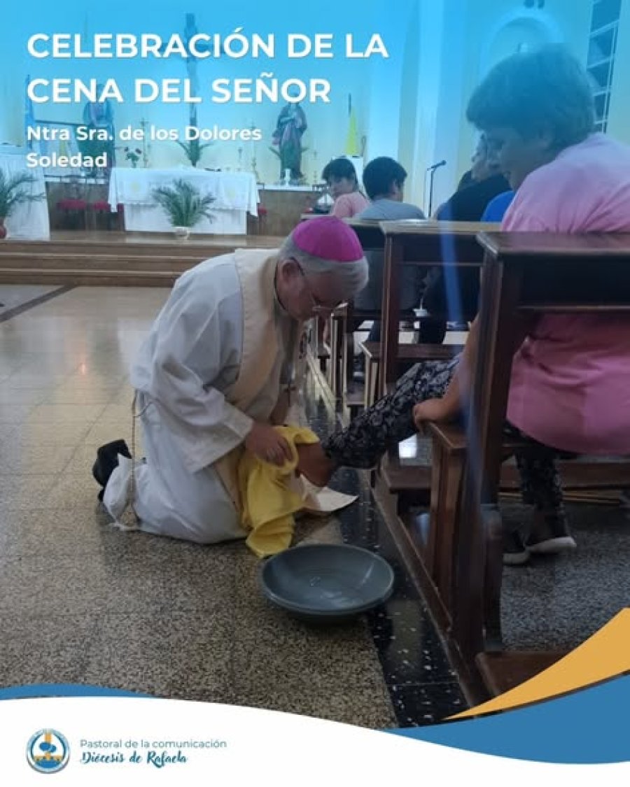 Mons. Pedro Torres procede al lavado de pies.