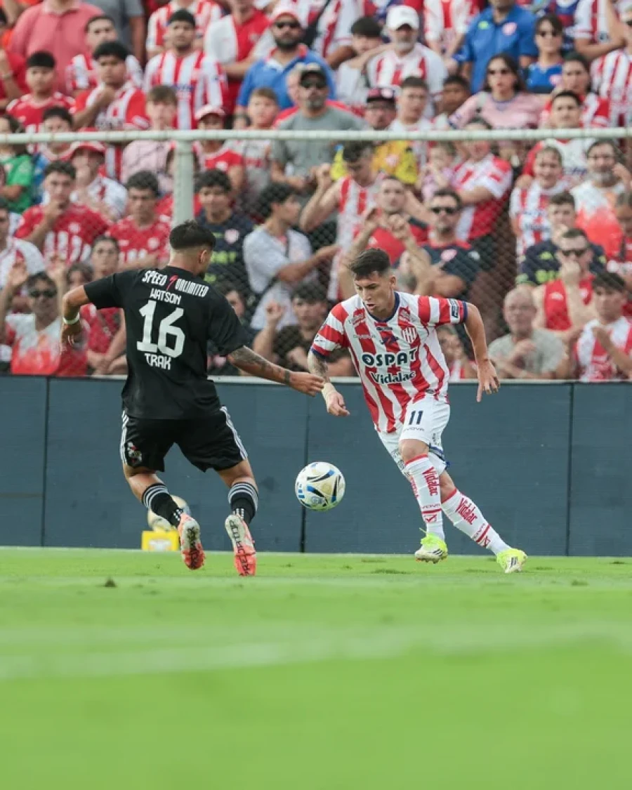 DESEQUILIBRANTE. Del Blanco encara a Watson.