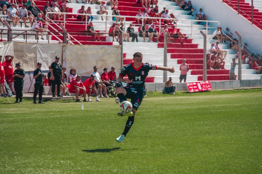 POR DERECHA. Sebasti&aacute;n Acu&ntilde;a, ahora capit&aacute;n, alterna en las dos bandas.