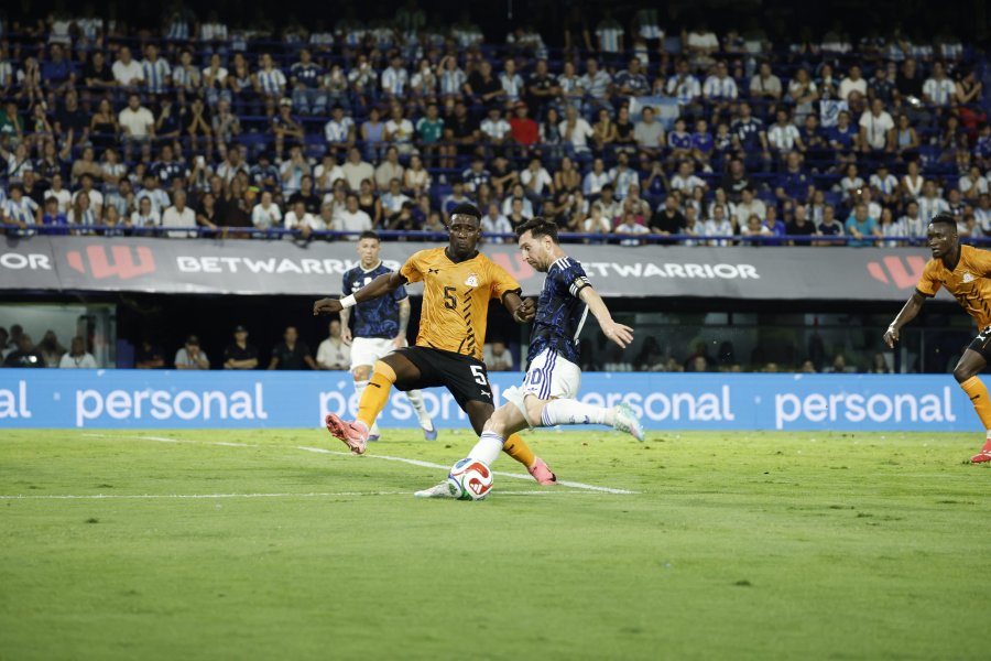 GENIO. Leo Messi est&aacute; a punto de convertir su gol ante Zambia, ante la marca de un defensor y a Enzo Fern&aacute;ndez, m&aacute;s atr&aacute;s, como testigo privilegiado.