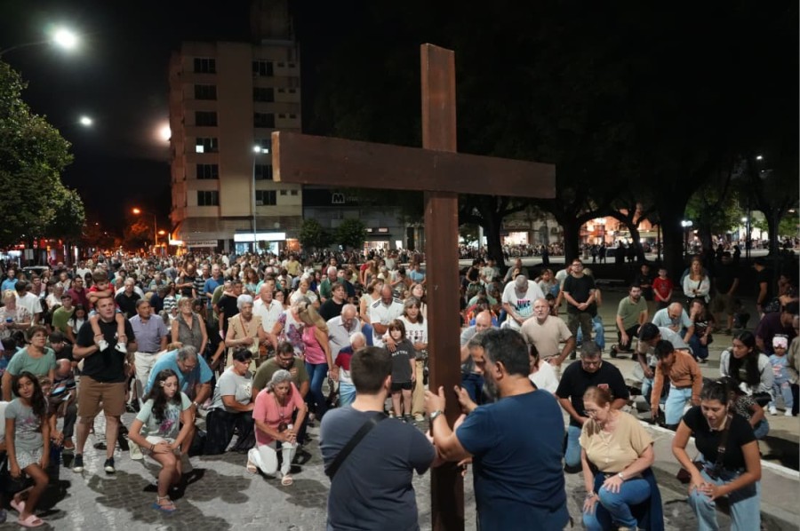 Una multitud camin&oacute; alrededor de la Plaza 25 de Mayo de Rafaela detr&aacute;s de la cruz, con representaciones en las distintas estaciones.