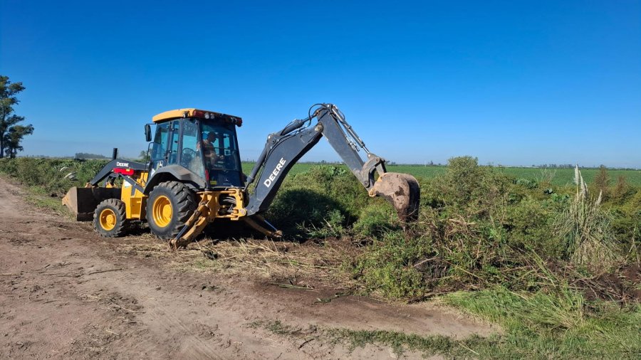 Maquinaria laborando en la zona rural de Tacural.