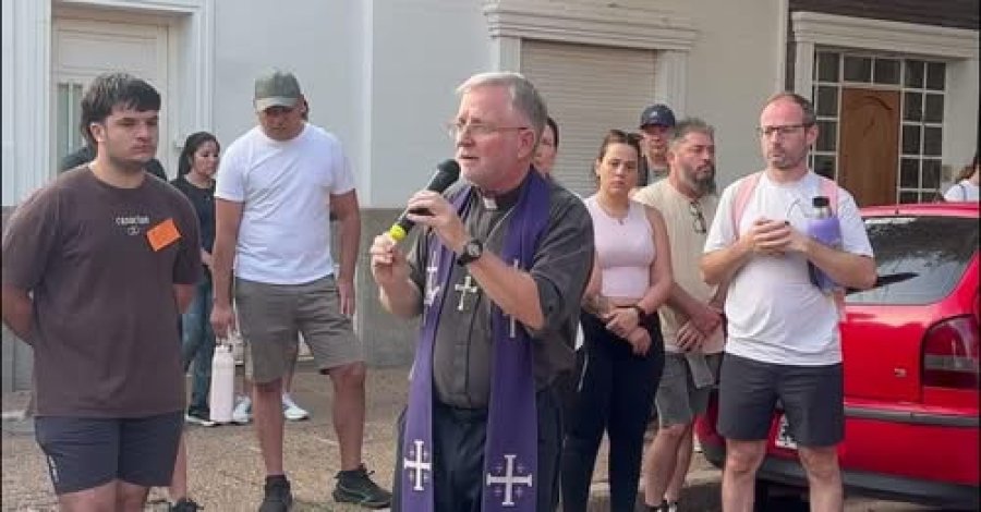 Mons.Pedro Torres ofrece su mensaje a quienes participaron de la caminata.