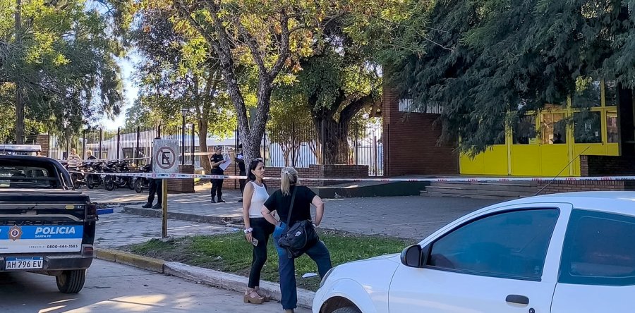 La Escuela Mariano Moreno de San Crist&oacute;bal, donde el lunes pasado ocurri&oacute; una tragedia con el crimen de un ni&ntilde;o de 13 a&ntilde;os. (ARCHIVO)