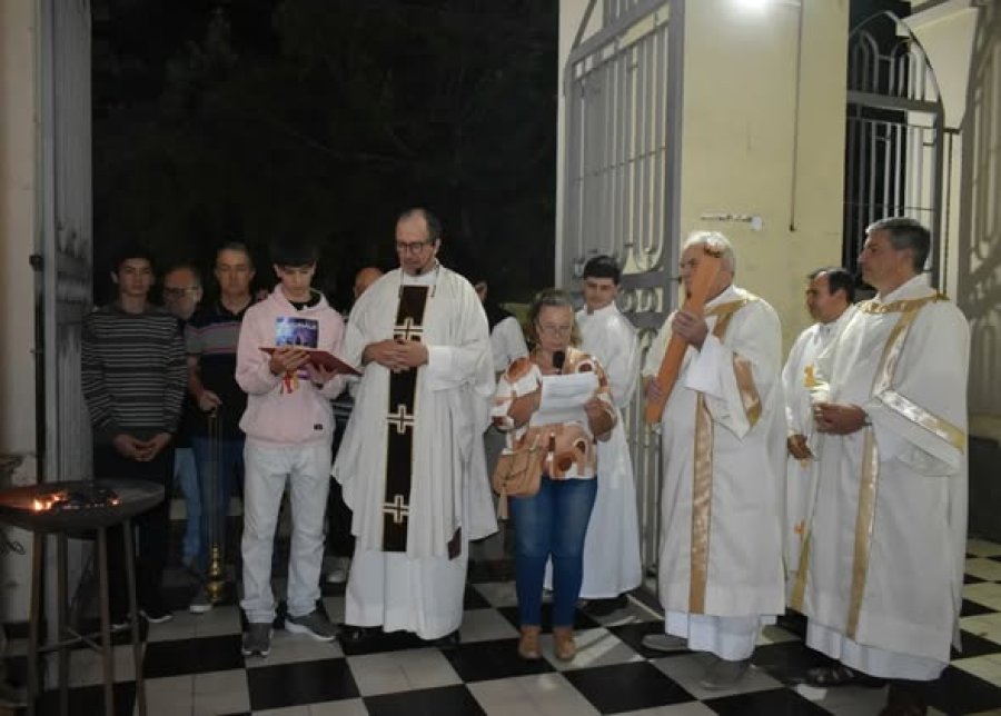 Los celebrantes y la feligres&iacute;a ingresando al templo.