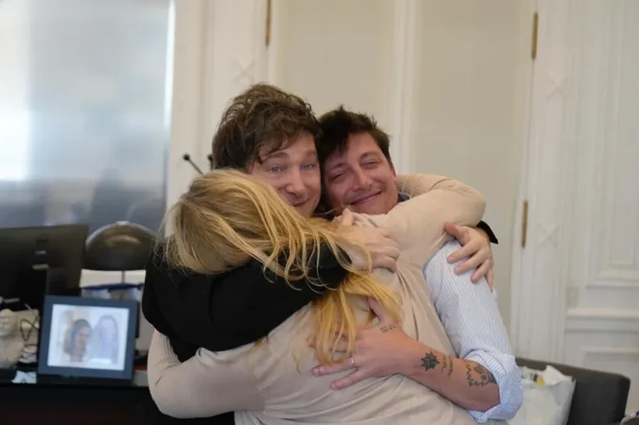 Javier Milei junto a Karina y Santiago Caputo.