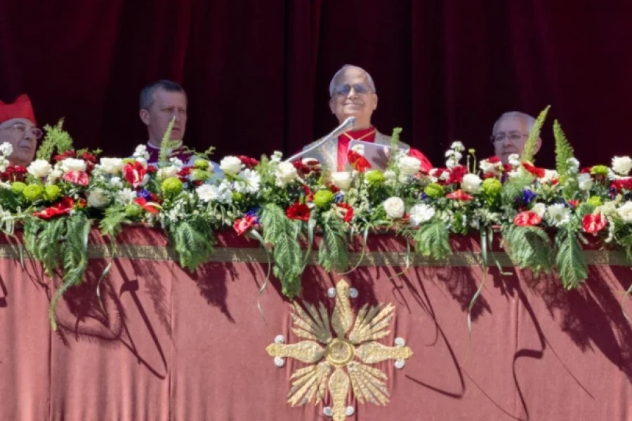 Le&oacute;n XIV asomado al balc&oacute;n central de la Bas&iacute;lica de San Pedro.