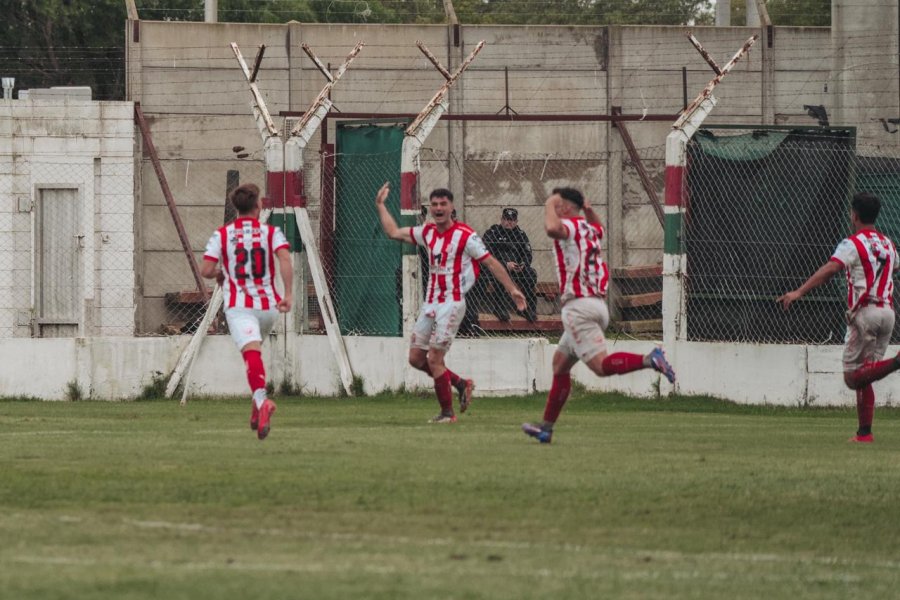 EMPATE. El festejo de Martino Uriona y sus compa&ntilde;eros.