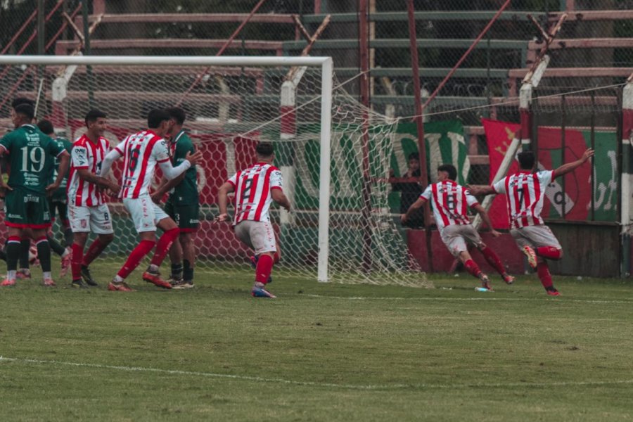 VALIO UN PUNTO. El festejo juliense por el gol de Uriona.