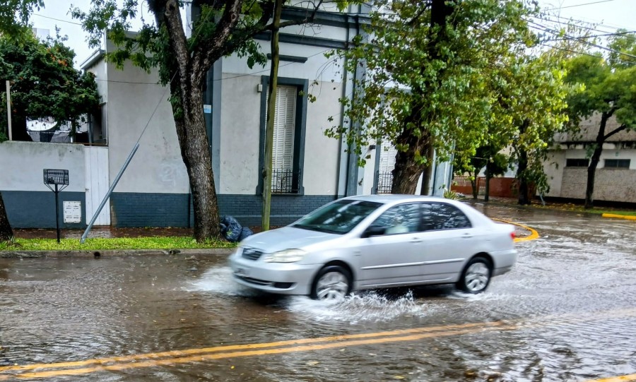 Las calles con mucha agua y los autos circulando a baja velocidad, una postal del lunes s&uacute;per lluvioso en Rafaela.