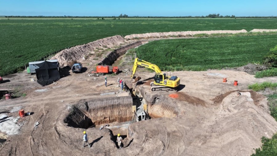 La Provincia intensifica trabajos en el Bajo Peretti para mejorar el escurrimiento de aguas pluviales, lo que beneficiar&aacute; a productores y vecinos de Rafaela, Susana, Villa San Jos&eacute;, Saguier y Roca..