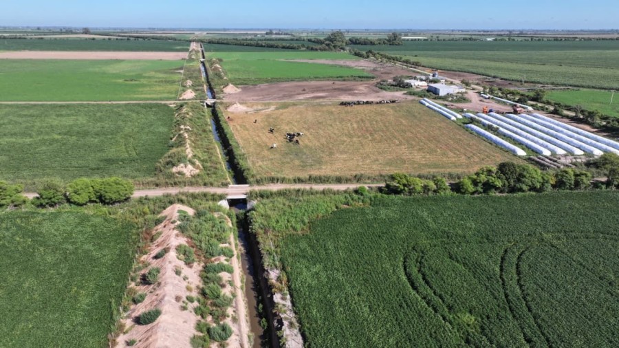 Una imagen a&eacute;rea permite dimensionar la magnitud del proyecto de canalizaci&oacute;n en el Bajo Peretti. (FOTO SCS)