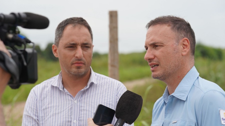 El ministro de Obras P&uacute;blicas de la Provincia, Lisandro Enrico, destac&oacute; la importancia de las obras en el Bajo Peretti para el drenaje de las aguas pluviales de la regi&oacute;n. (FOTO SCS)