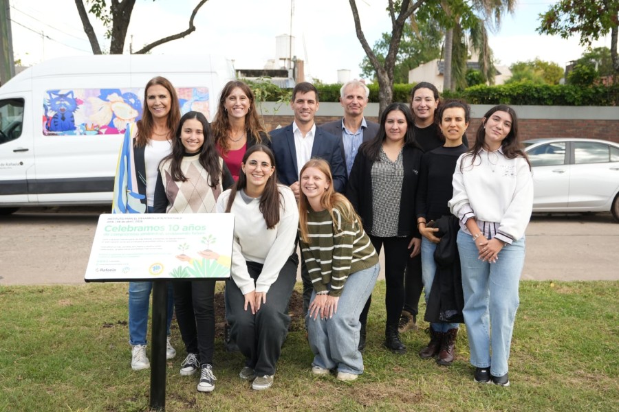 Fueron plantados simb&oacute;licamente 11 de los 42 ejemplares nuevos que sumar&aacute; el sector.