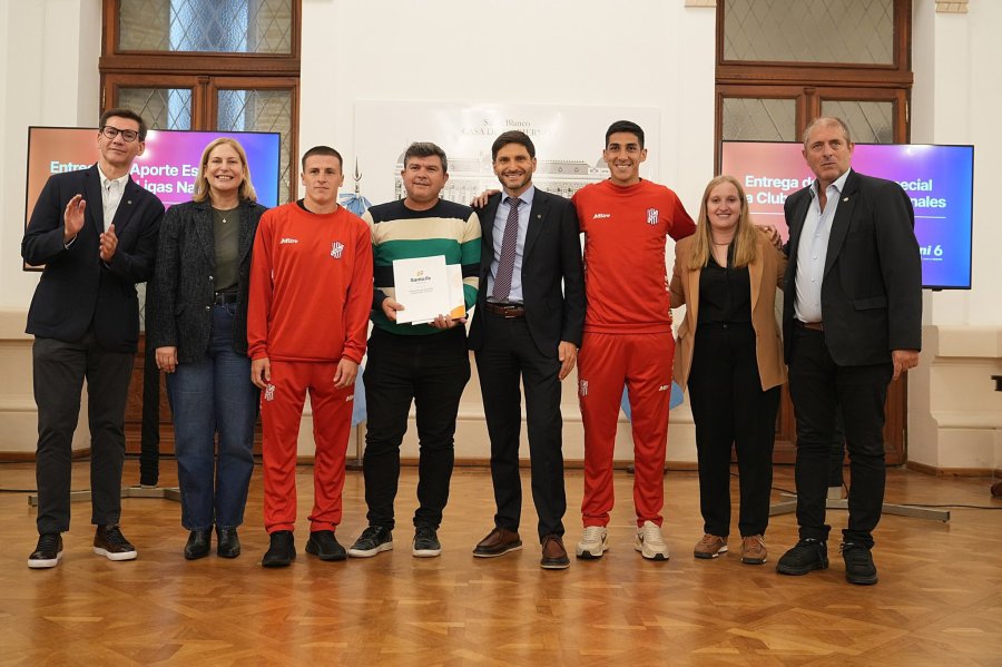 EN SANTA FE. El Gobernador Pullaro hizo entrega de los aportes a Montagna y los jugadores.