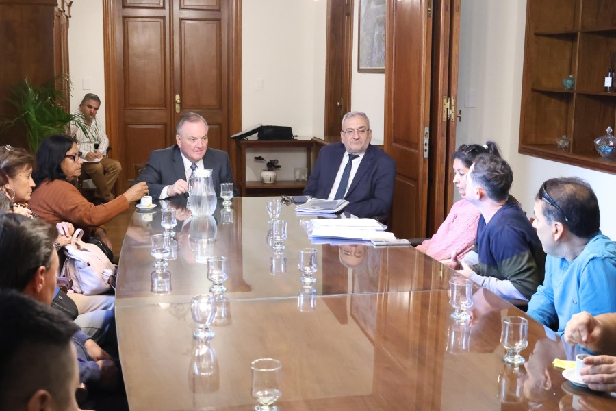 Los senadores Felipe Michlig y Alcides Calvo durante la reuni&oacute;n con trabajadores de la empresa l&aacute;ctea Ver&oacute;nica.