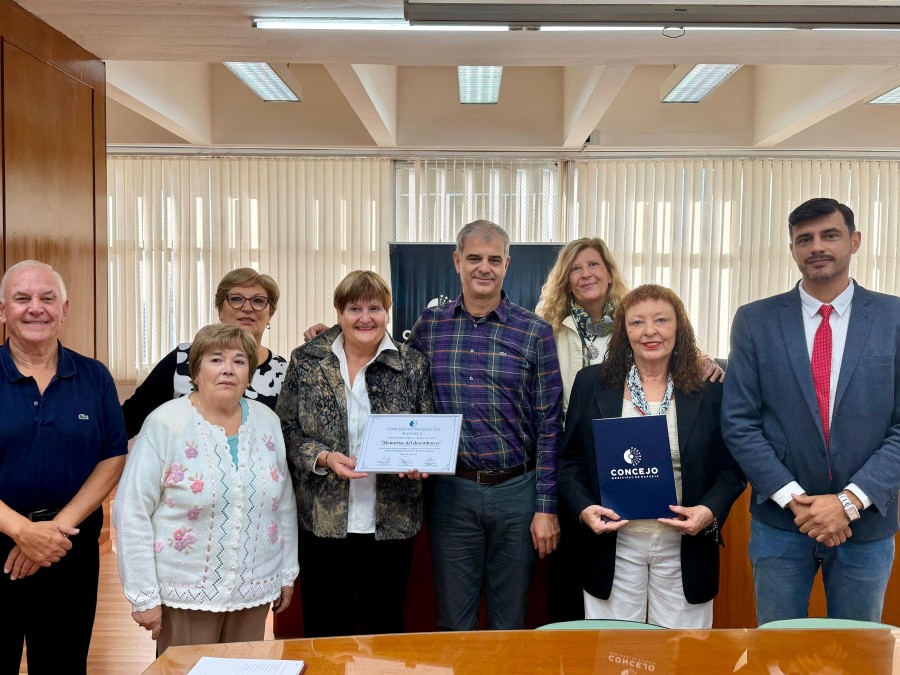Los integrantes de Escritores Rafaelinos Agrupados junto al concejal Maxi Postovit, impulsor del proyecto, y la titular del Concejo, Mabel Fossatti. (PRENSA CONCEJO)