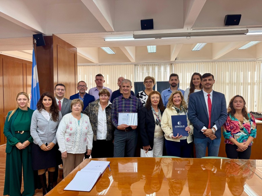 Los concejales se fotografiaron junto a los escritores tras la aprobaci&oacute;n del proyecto que declara de Inter&eacute;s Municipal del libro "Memorias del Desembarco". (FOTO PRENSA CONCEJO)