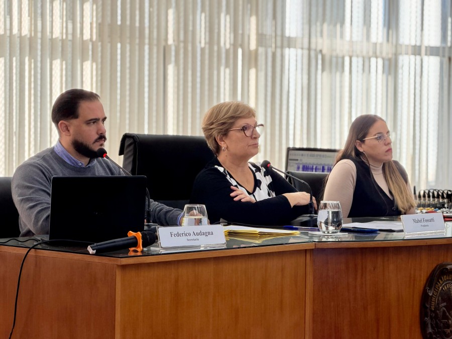 El secretario parlamentario, Federico Audagna, la presidente del Concejo, Mabel Fossatti y la prosecretaria del cuerpo legislativo, Janise Lamas, durante la sesi&oacute;n. (FOTO PRENSA CONCEJO)