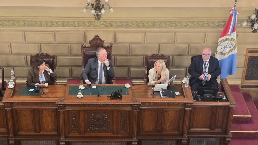 La presidenta de la Cámara de Diputados, Clara García, el presidente Provisional del Senado, Felipe Michlig y la fiscal General María Cecilia Vranicich en la Cámara de Senadores. .