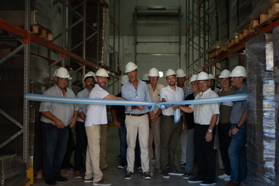Autoridades de Uncoga&ndash;Sodecar S.A. participan del corte simb&oacute;lico en la inauguraci&oacute;n del nuevo dep&oacute;sito de cartones en Rafaela.