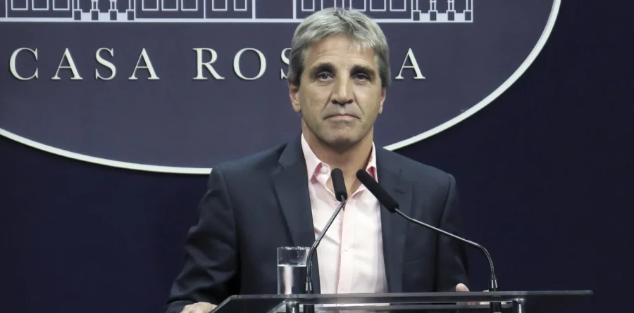 Caputo removi&oacute; restricciones cambiarias.