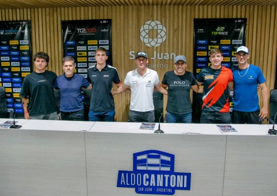 Los pilotos que asistieron a la presentaci&oacute;n de las competencias del fin de semana.
